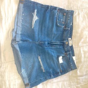 Zara: The 90s Bermuda short! Never worn before.